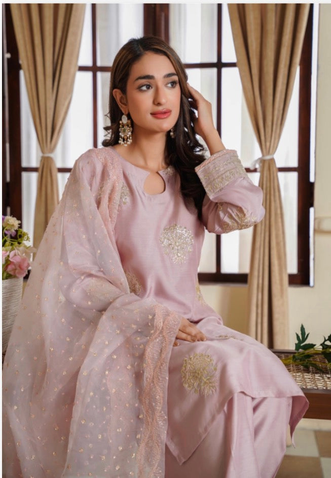 ZEENAT LUXE 🔥Hussain Rehar inspired dusty pink